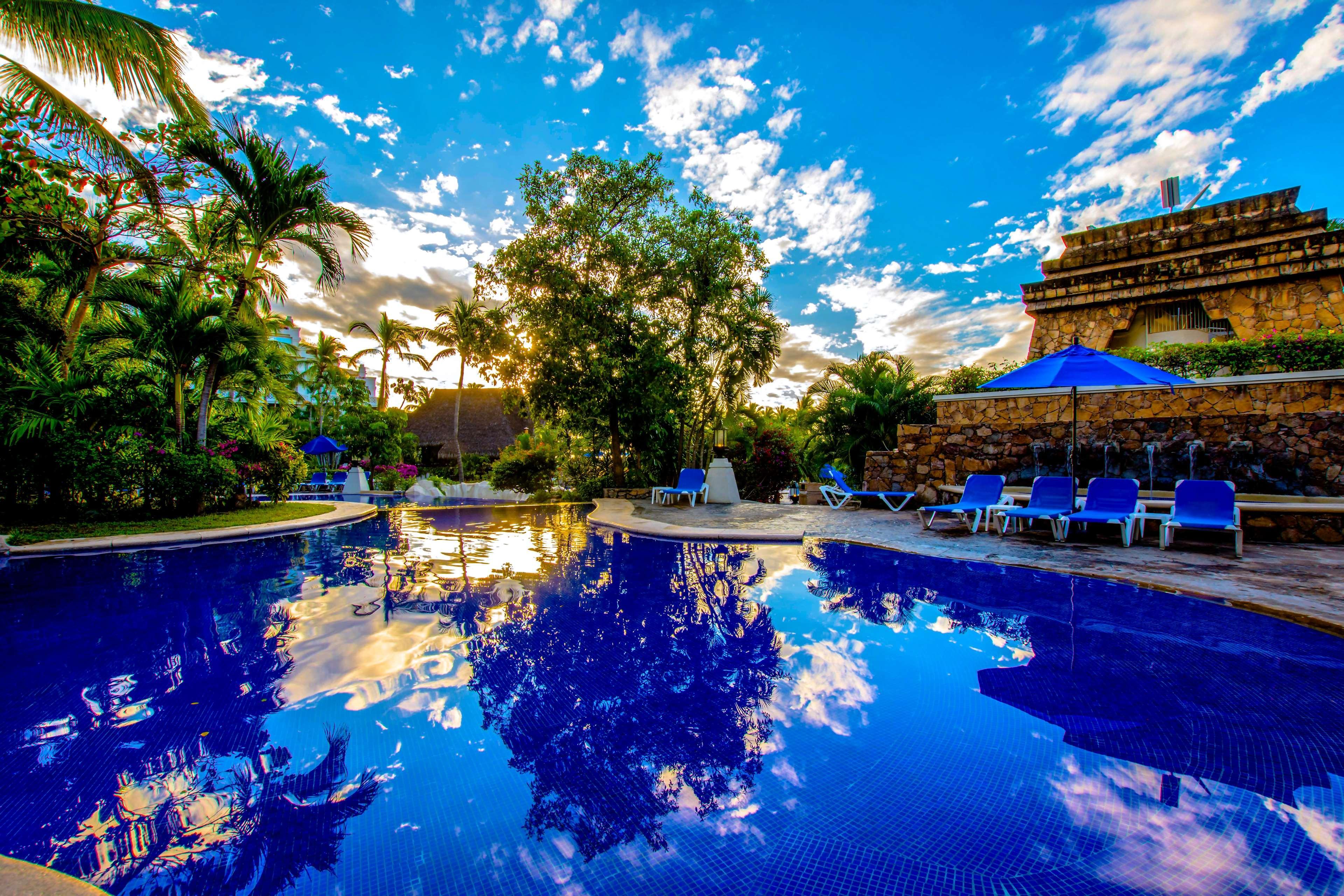 Barcelo Karmina Hotel Manzanillo Exterior foto The swimming pool at the hotel