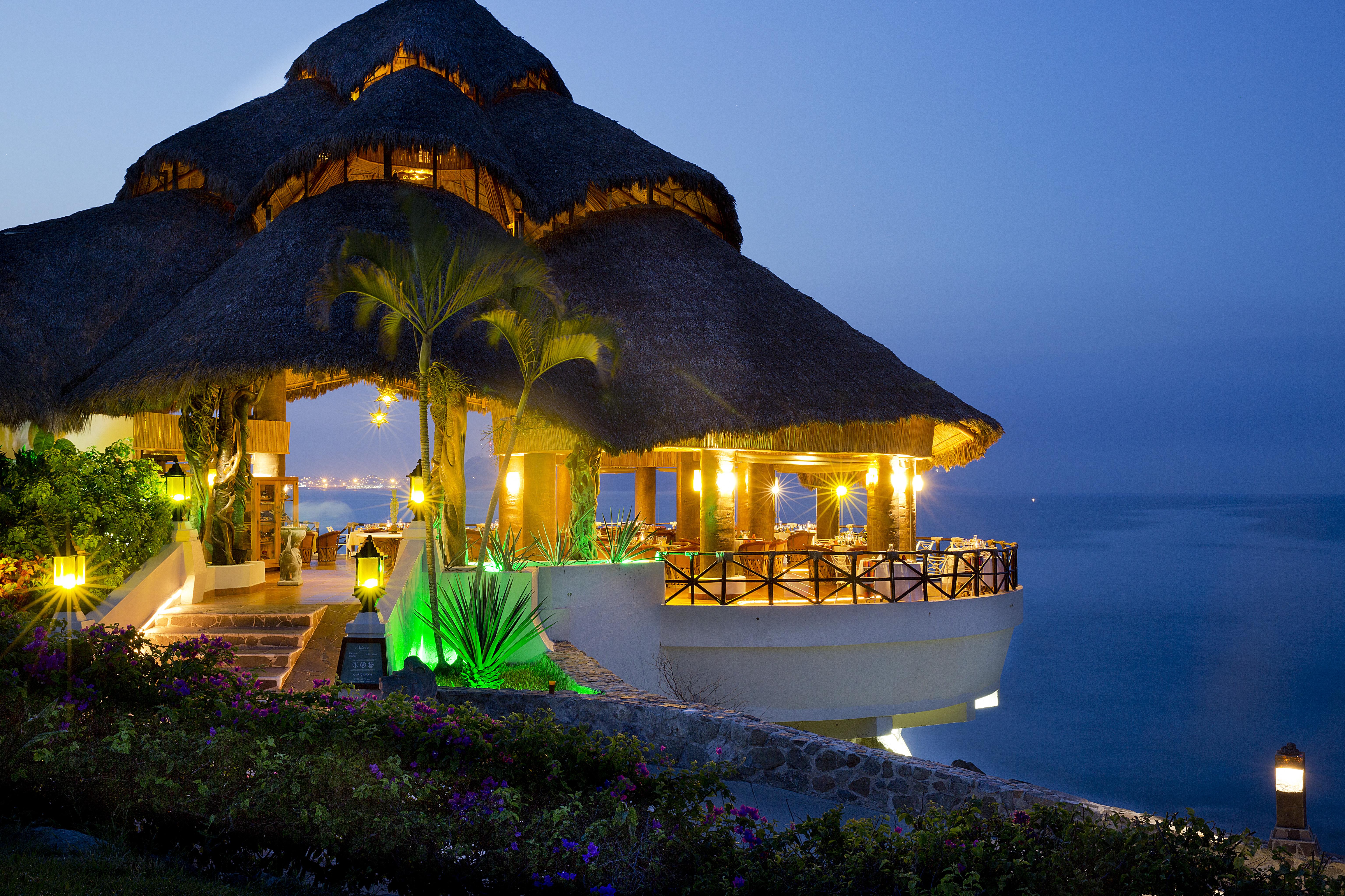 Barcelo Karmina Hotel Manzanillo Exterior foto The resort at night